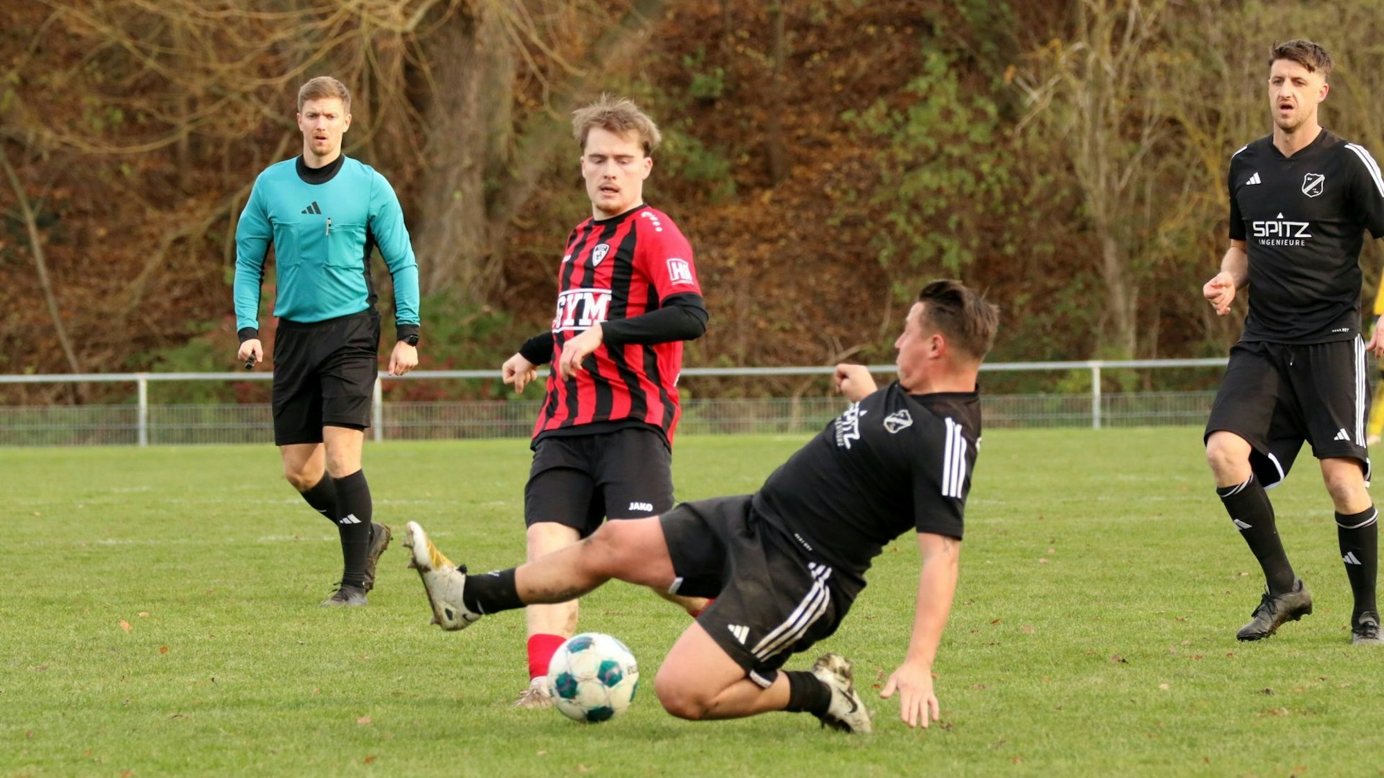 Wesley Schleicher grätscht vor einem Spieler der JSG Erft.