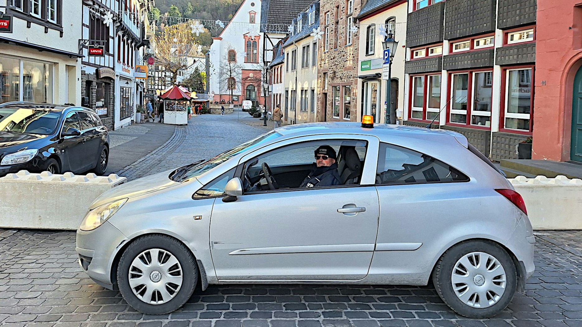 Vor dem Stahlseil, das zwischen zwei Betonblöcken gespannt ist, parkt der Wagen des Sicherheitsdienstes.