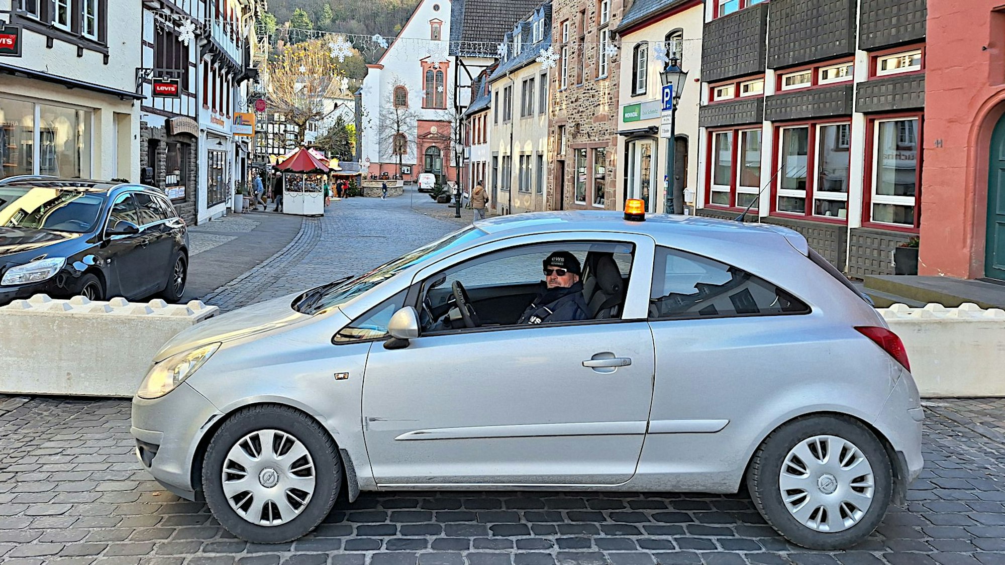 Vor dem Stahlseil, das zwischen zwei Betonblöcken gespannt ist, parkt der Wagen des Sicherheitsdienstes.