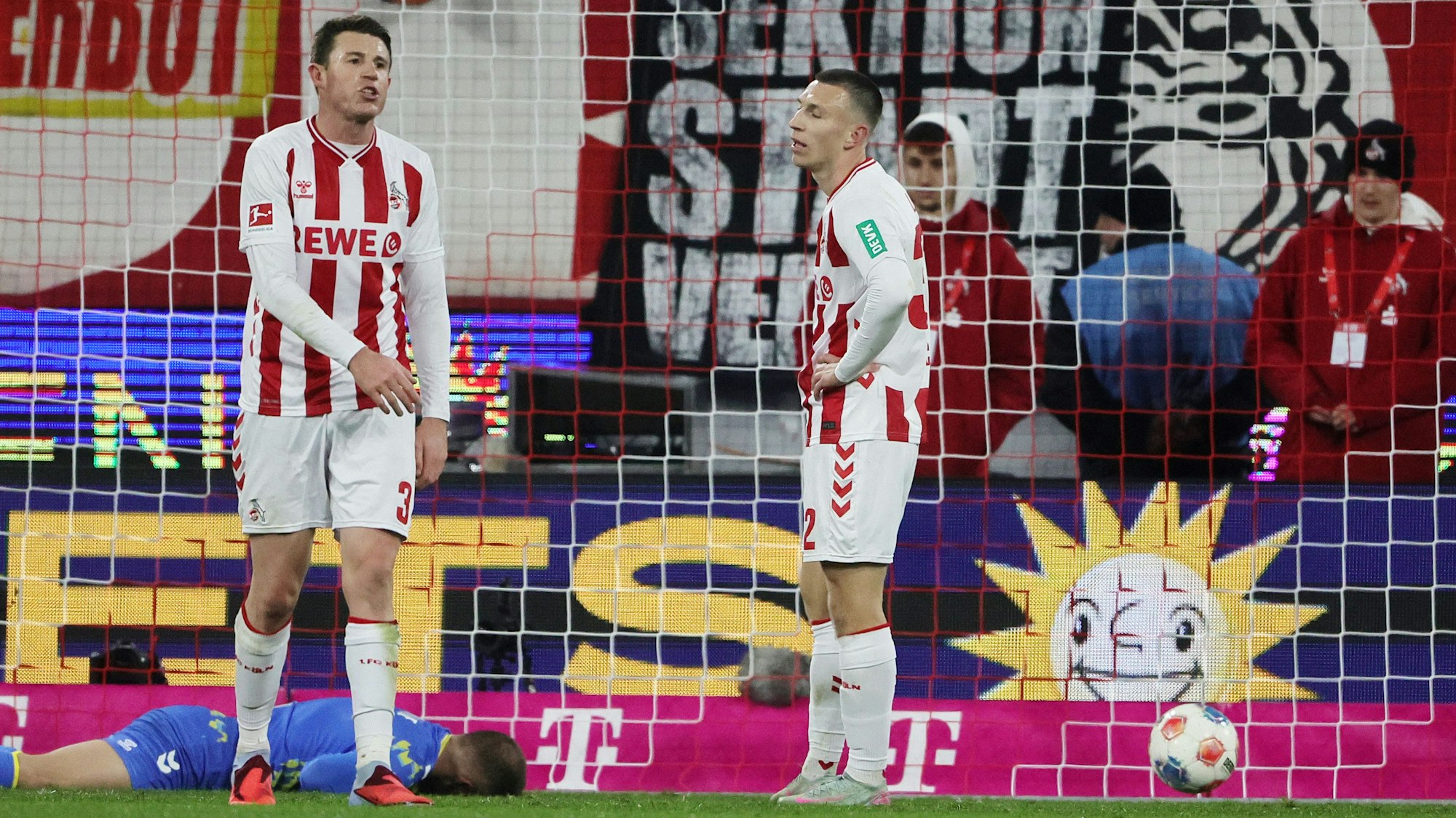 Verzweiflung: Torwart Marvin Schwäbe liegt nach dem 1:4 am Boden, Dominique Heintz (l.) und Kristoffer Lund ist der Frust anzusehen.