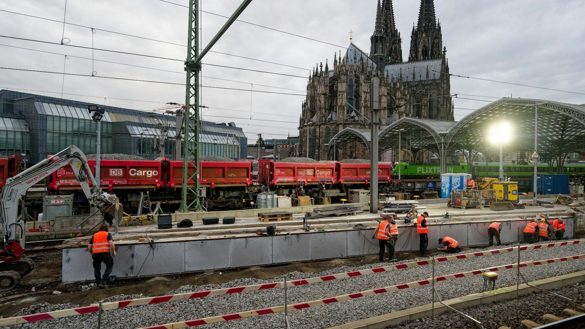 120 Arbeiter haben am Hauptbahnhof neben dem Kölner Dom Gleise und Oberleitungen erneuert. (Archivbild)