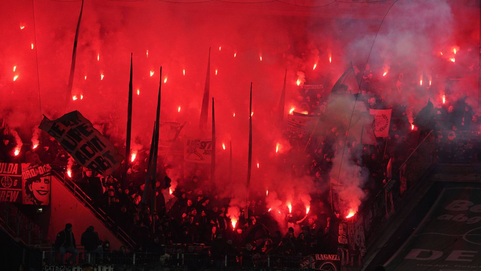 Pyro als Argument: der Frankfurt Fanblock zündelt am Samstag im Müngersdorfer Stadion.