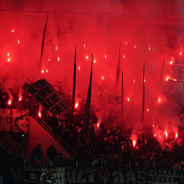 Pyro als Argument: der Frankfurt Fanblock zündelt am Samstag im Müngersdorfer Stadion.