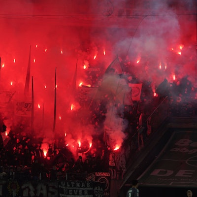 Pyro als Argument: der Frankfurt Fanblock zündelt am Samstag im Müngersdorfer Stadion.