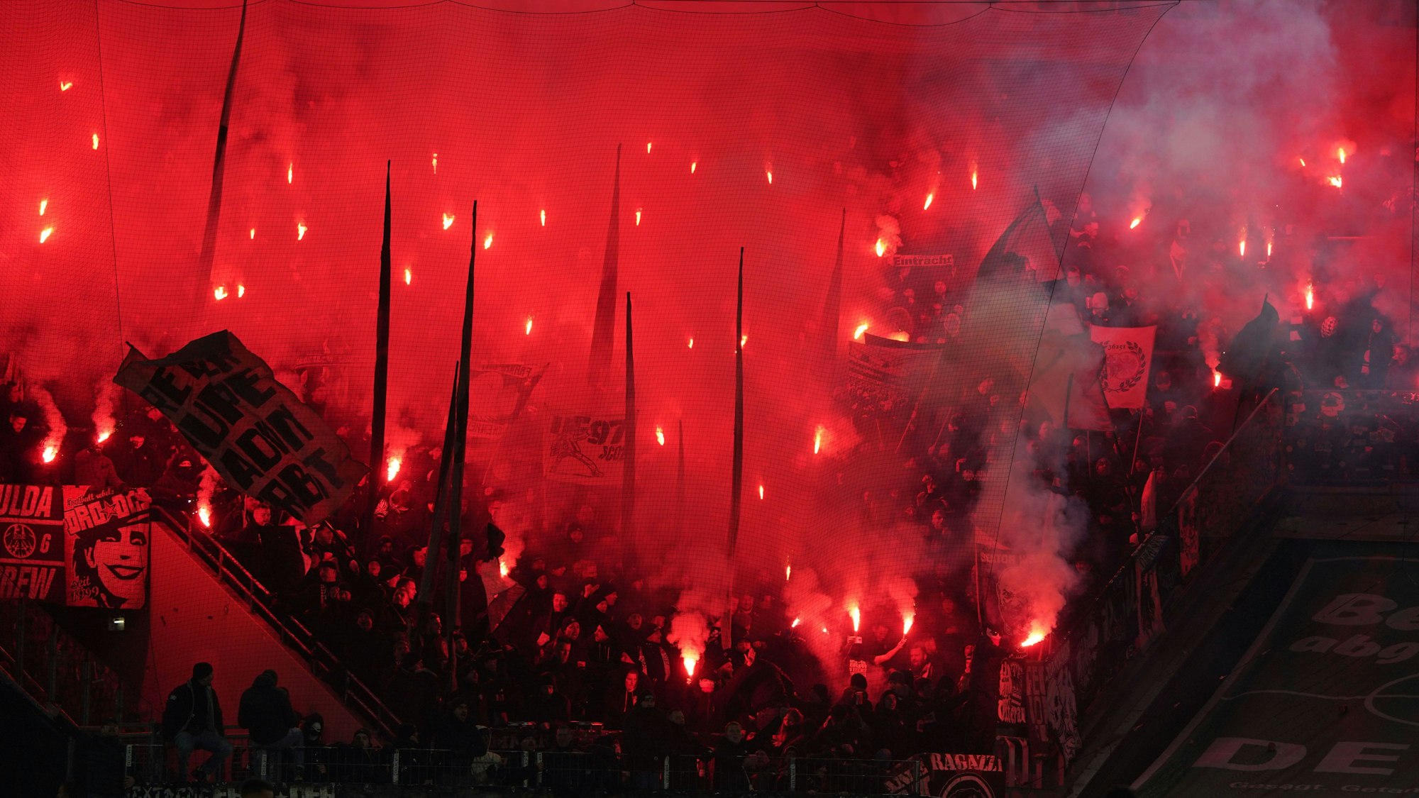 Pyro als Argument: der Frankfurt Fanblock zündelt am Samstag im Müngersdorfer Stadion.