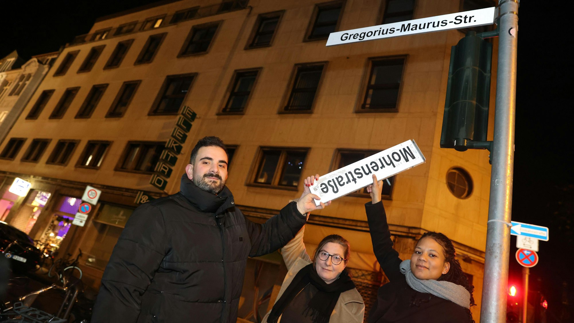 Köln, RSK, Gregorius-Maurus-Straße, ehemals Mohrenstraße,
v.l. Alicem Polat (1.Stellv. Bezirksbürgermeister), Julie Cazier (Bezirksbürgermeisterin), Joanna Peprah (ISD)