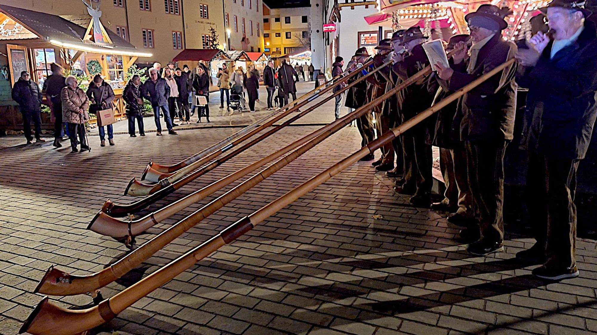 Die Alphorn-Bläser bei der Eröffnung des Marktes.