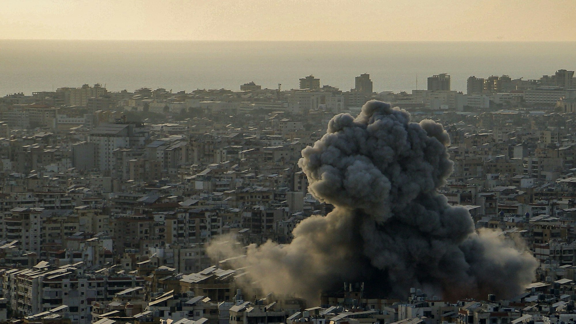 Dichter schwarzer Rauch steigt aus einem Gebiet auf, das Ziel eines israelischen Luftangriffs auf einen südlichen Vorort von Beirut war, eine Bastion der pro-iranischen Hisbollah. (Archivbild)