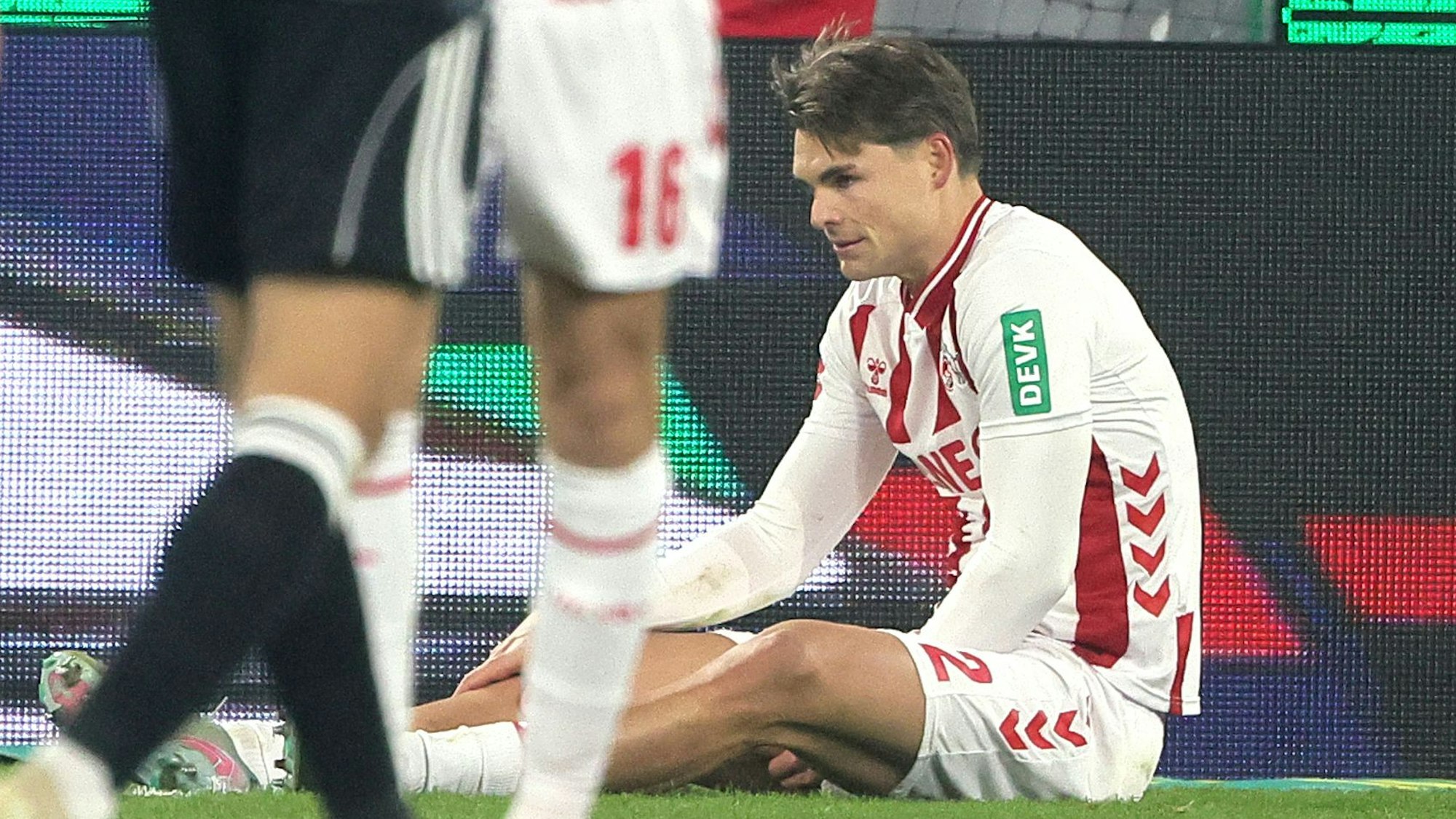 Joel Schmied (1. FC Köln) verletzt am Boden, Bild: Herbert Bucco
