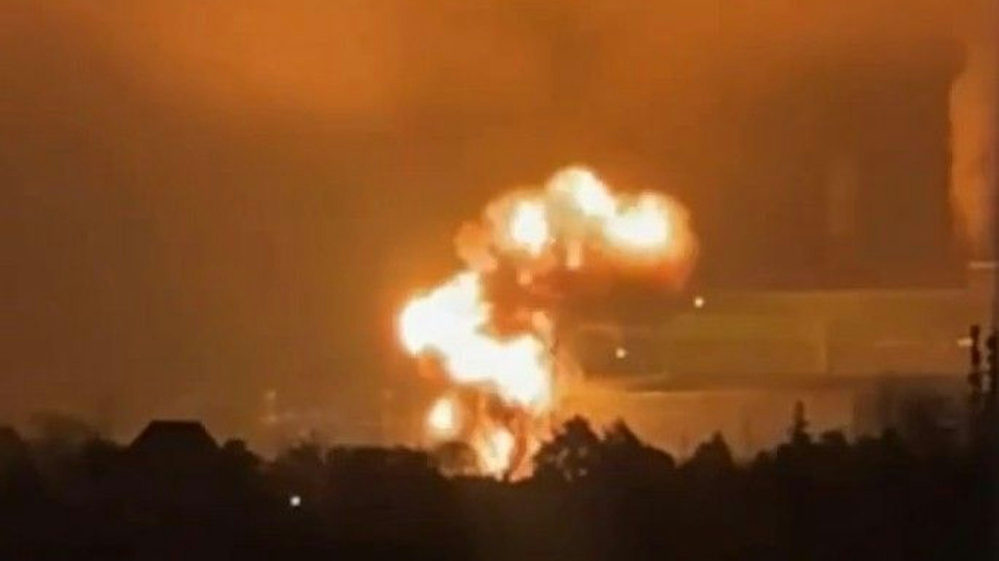 Aufnahmen zeigen Explosionen und Feuer am Wärmekraftwerk Schatura in Russland.