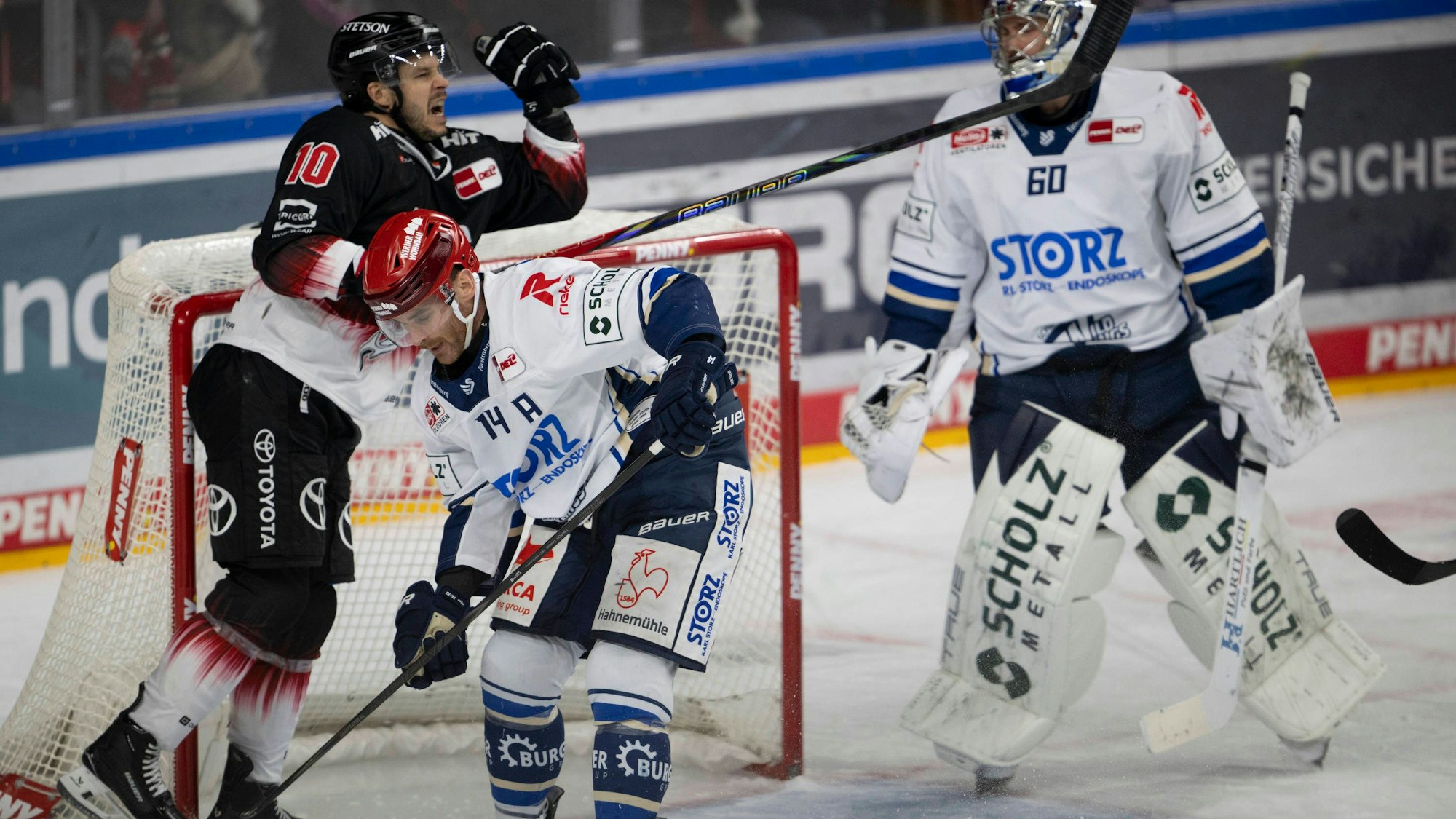 Erleichterung: Tanner Kero ballt nach seinem ersten Tor für die Kölner Haie seine Faust.