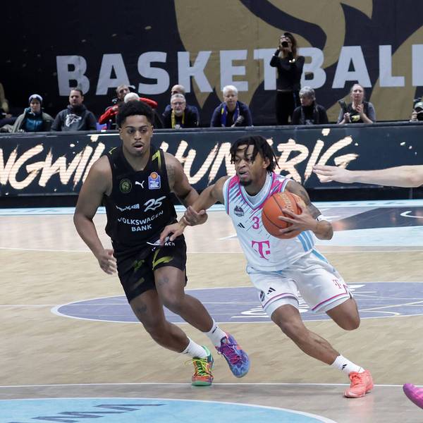 Bonns Aufbauspieler Zach Cooks zieht gegen die Braunschweiger Grant Sherfield (links) und Benny Schröder (rechts) zum Korb.