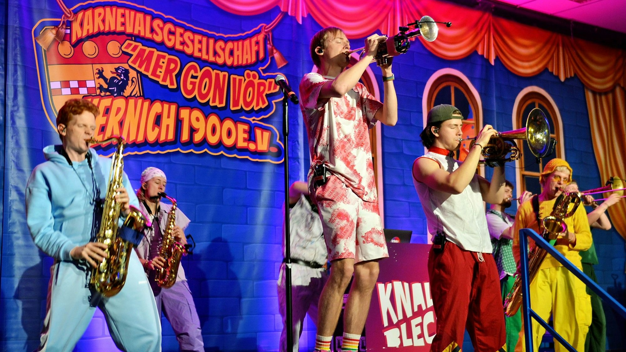 Mit verschiedenen Blasinstrumenten stehen die Musiker von „Knallblech“ auf der Bühne.