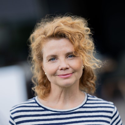 PRODUKTION - 23.06.2025, Nordrhein-Westfalen, Köln: Schauspielerin Annette Frier steht bei einem Besuch am Set von "Frier & 50 - Am Ende meiner Tage". Joyn produziert acht Folgen der neuen Comedy-Serie. (zu dpa: «Annette Frier mag einiges an den Wechseljahren») Foto: Rolf Vennenbernd/dpa +++ dpa-Bildfunk +++