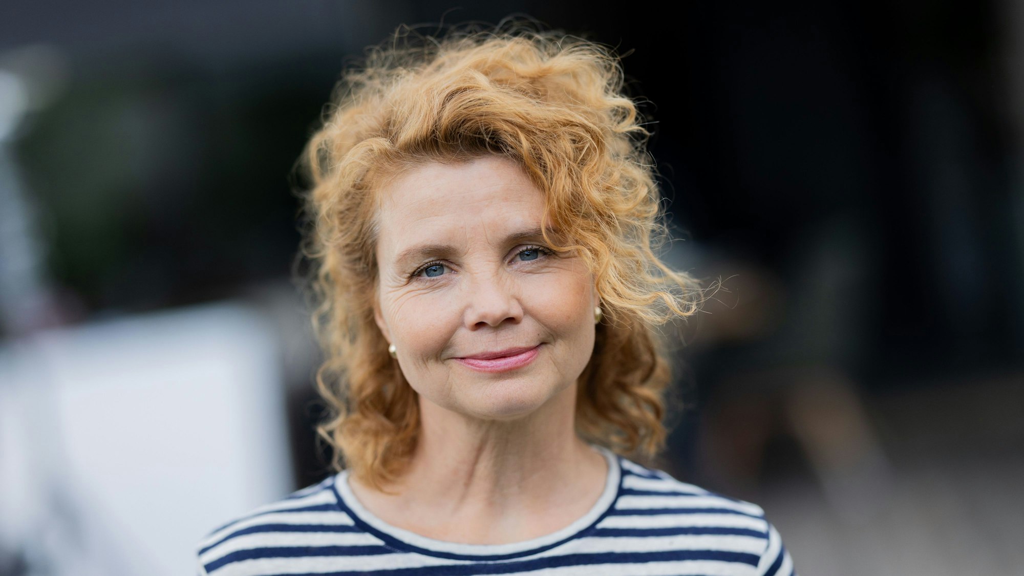 PRODUKTION - 23.06.2025, Nordrhein-Westfalen, Köln: Schauspielerin Annette Frier steht bei einem Besuch am Set von "Frier & 50 - Am Ende meiner Tage". Joyn produziert acht Folgen der neuen Comedy-Serie. (zu dpa: «Annette Frier mag einiges an den Wechseljahren») Foto: Rolf Vennenbernd/dpa +++ dpa-Bildfunk +++