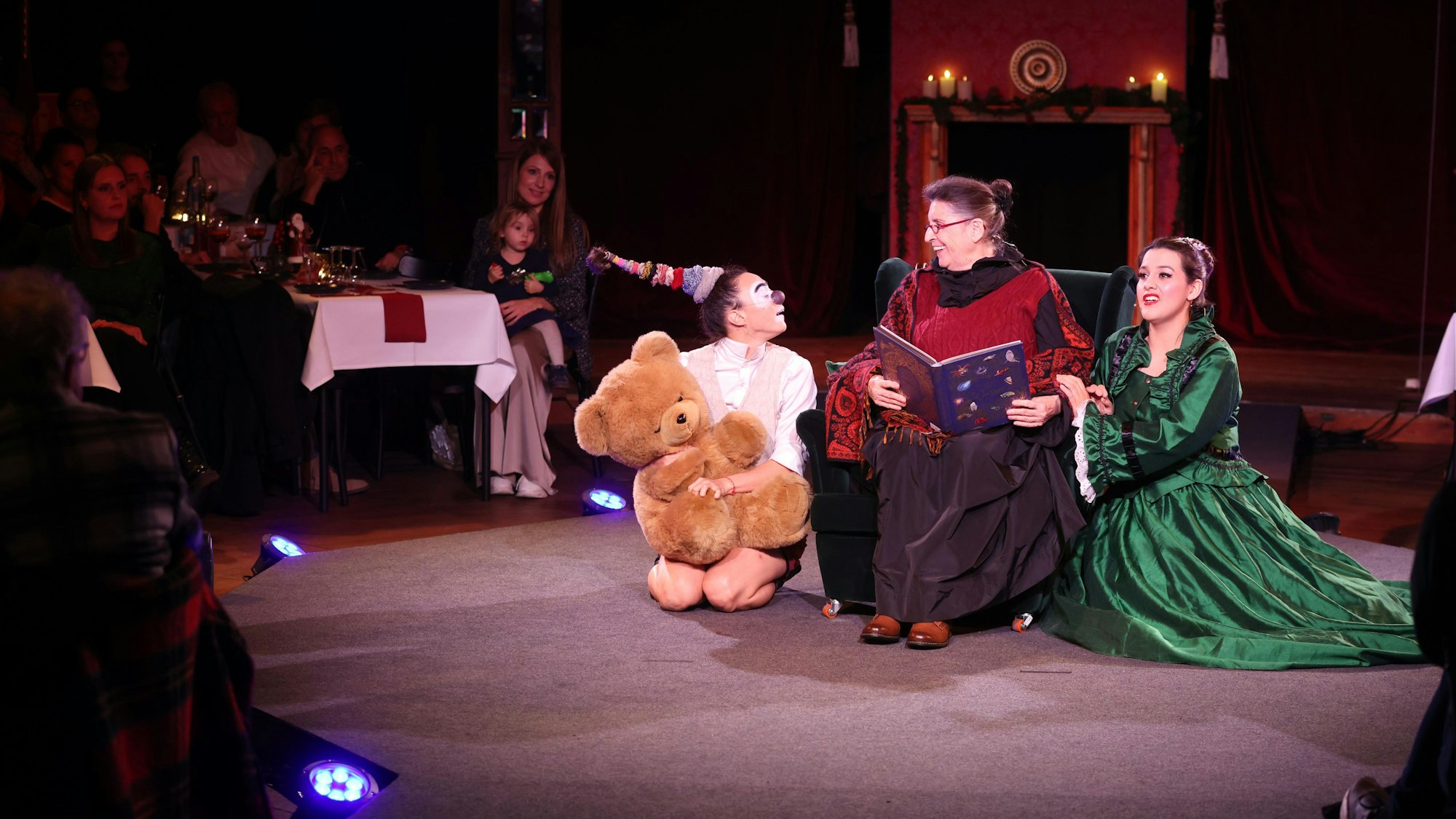 Das Spiegelzelt ist im Stil einer Manege aufgebaut.