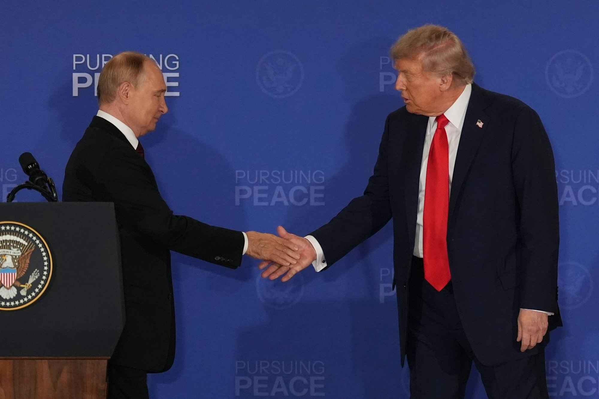 Putin (l) und Trump sehen den US-Plan an Grundlage für ein Ende des Ukraine-Kriegs. (Archivbild)