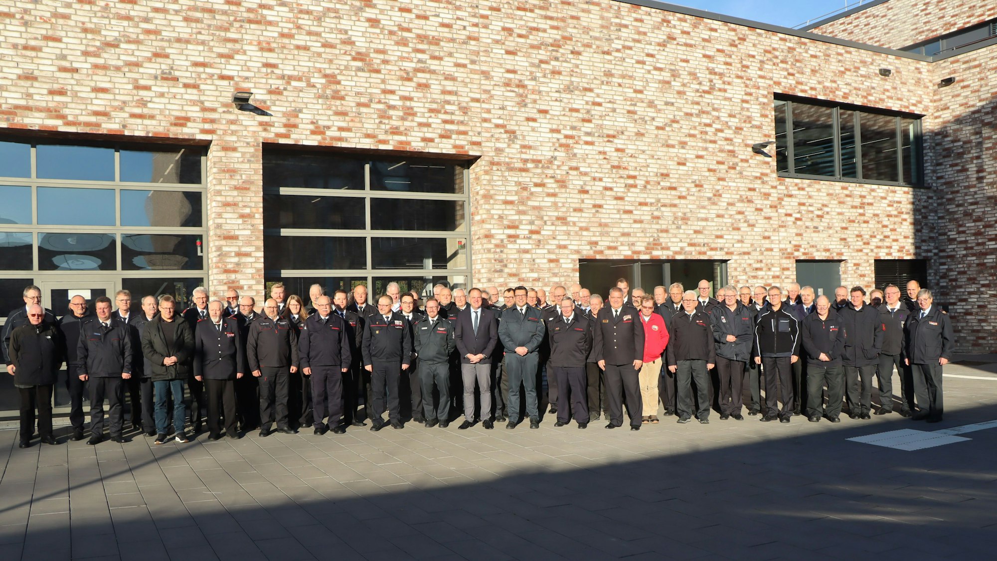 Das Foto zeigt Menschen vor einem Gebäude.