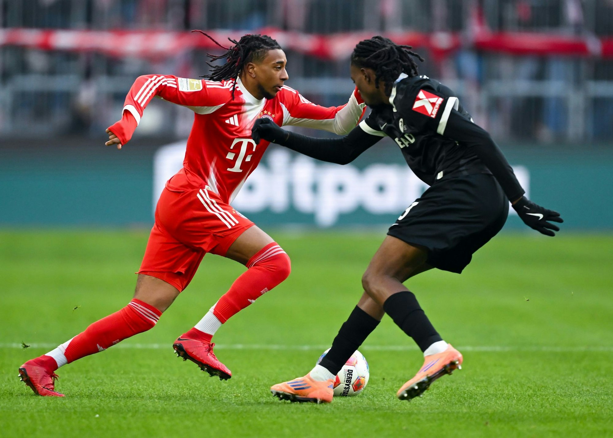 Nicht zu stoppen: Michael Olise (l) war gegen Freiburg an fünf Bayern-Toren direkt beteiligt.