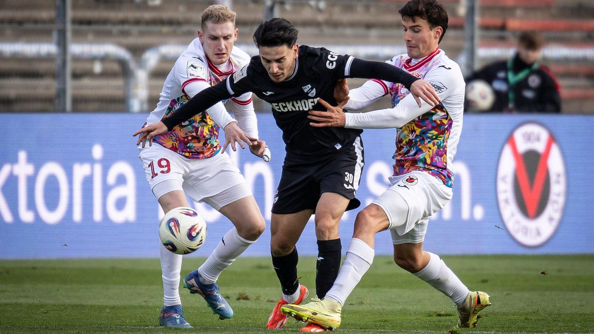 3. Liga: FC Viktoria Köln - SC Verl, 22.11.2025 Timur Gayret SC Verl, 30 setzt sich gegen Meiko Sponsel Viktoria Köln, 19 und Leonhard Münst Viktoria Köln, 5 durch Köln, 22.11.2025 - 15. Spieltag der 3. Fußball-Liga: FC Viktoria Köln - SC Verl im Sportpark Höhenberg in Köln. Die DFL-Bestimmungen verbieten die Verwendung von Fotografien als Bildsequenzen und / oder Quasi-Videos. *** 3 Liga FC Viktoria Köln SC Verl, 22 11 2025 Timur Gayret SC Verl, 30 prevails against Meiko Sponsel Viktoria Köln, 19 and Leonhard Münst Viktoria Köln, 5 Cologne, 22 11 2025 15 Matchday of the 3 Football League FC Viktoria Köln SC Verl at Sportpark Höhenberg in Cologne The DFL regulations prohibit the use of photographs as image sequences and or quasi videos Copyright: xBEAUTIFULxSPORTS/AxelxKohringx