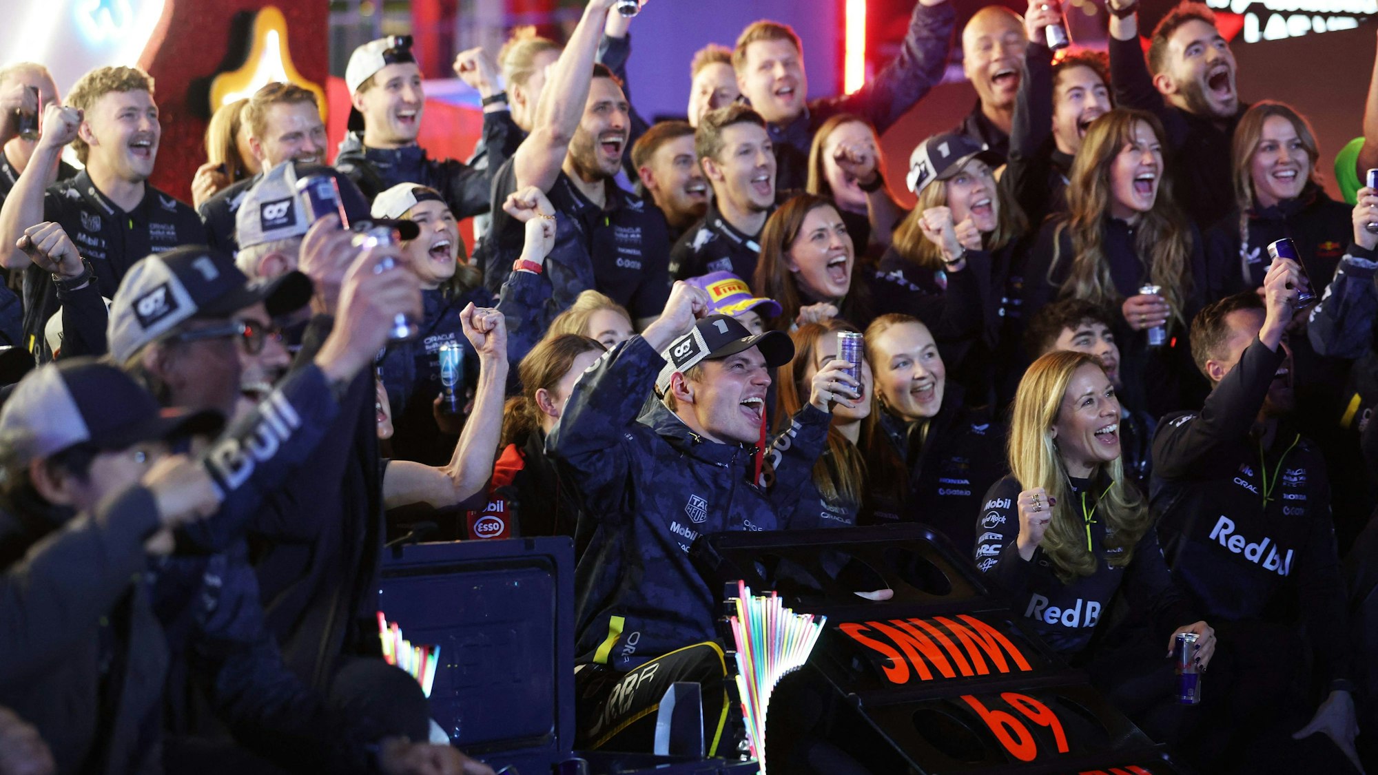 Formel-1-Weltmeister Max Verstappen (Niederlande/Red Bull) hat den Großen Preis von Las Vegas (USA) gewonnen und seinen sechsten Saisonsieg gefeiert.