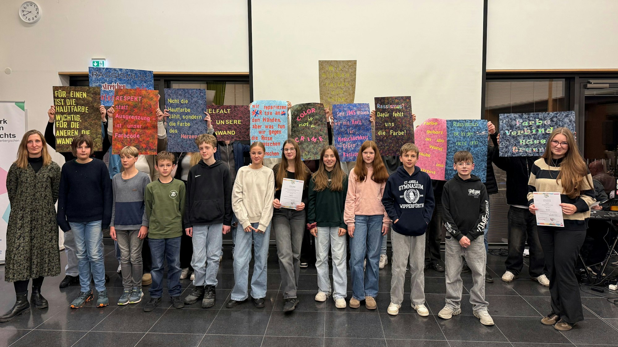 Alle Kinder und Jugendliche die gewonnen haben, stehen mit ihren Werken nebeneinander.