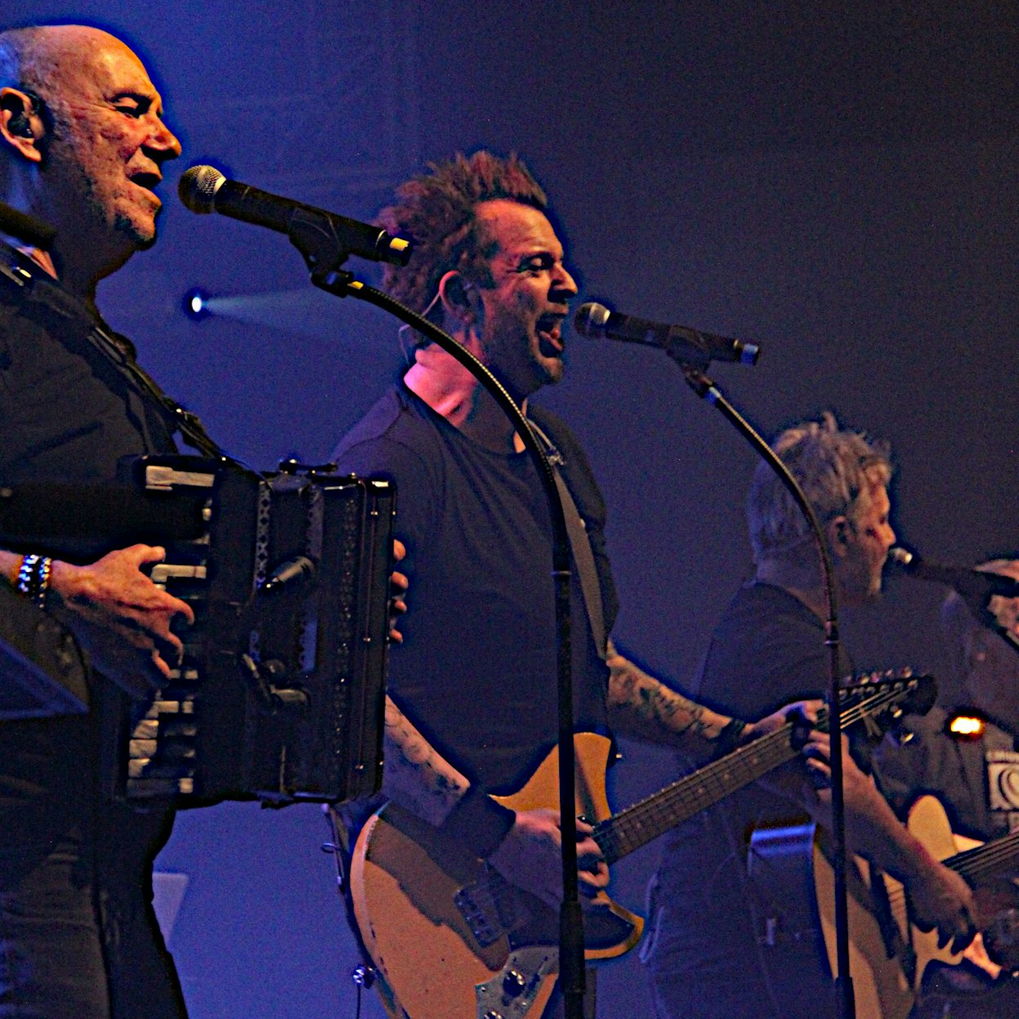 Detlef Vorholt, Sven Welter und Bodo Schulz stehen singend auf der Bühne.