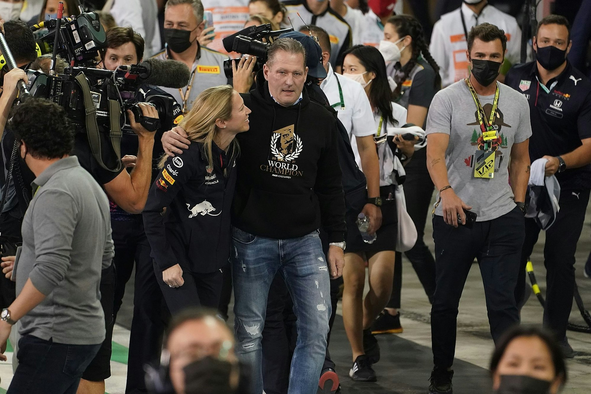 Beim ersten Titel von Max Verstappen zählte Vater Jos zu den ersten Gratulanten.