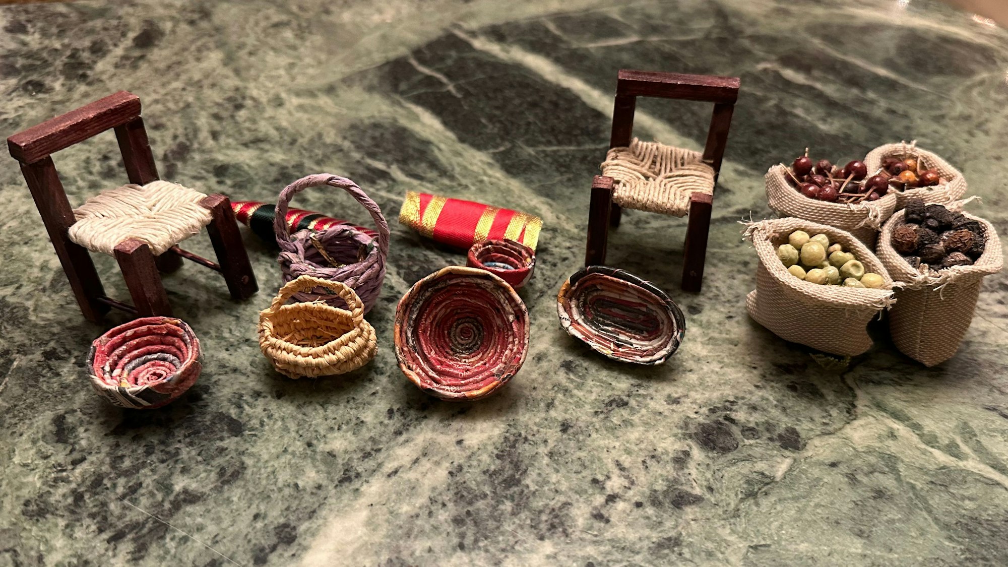 Aus der Hand von Santina Iacona stammen die Stühle mit Korbgeflecht und weitere Accessoires der Krippe.