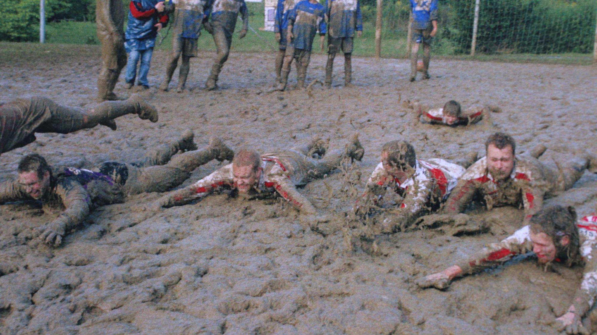 Die Turniere auf dem Fußballplatz von Käsberg waren oft eine Schlammschlachten á la Woodstock.