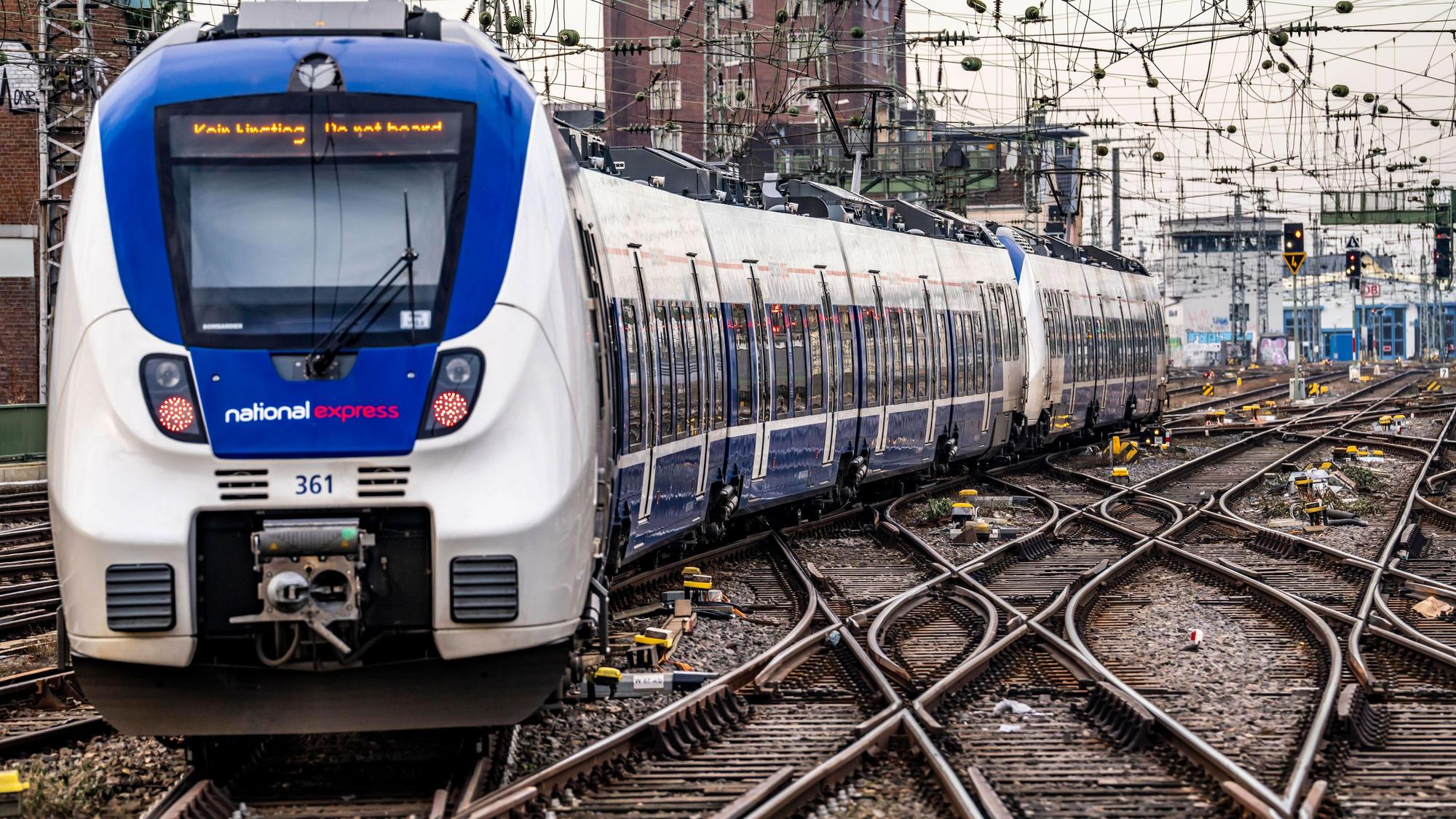 Ein Regionalzug des National Express musste evakuiert werden. Gegen den 53-Jährigen ermittelt die Bundespolizei nun wegen Gefährdung des Bahnverkehrs. (Symbolbild)