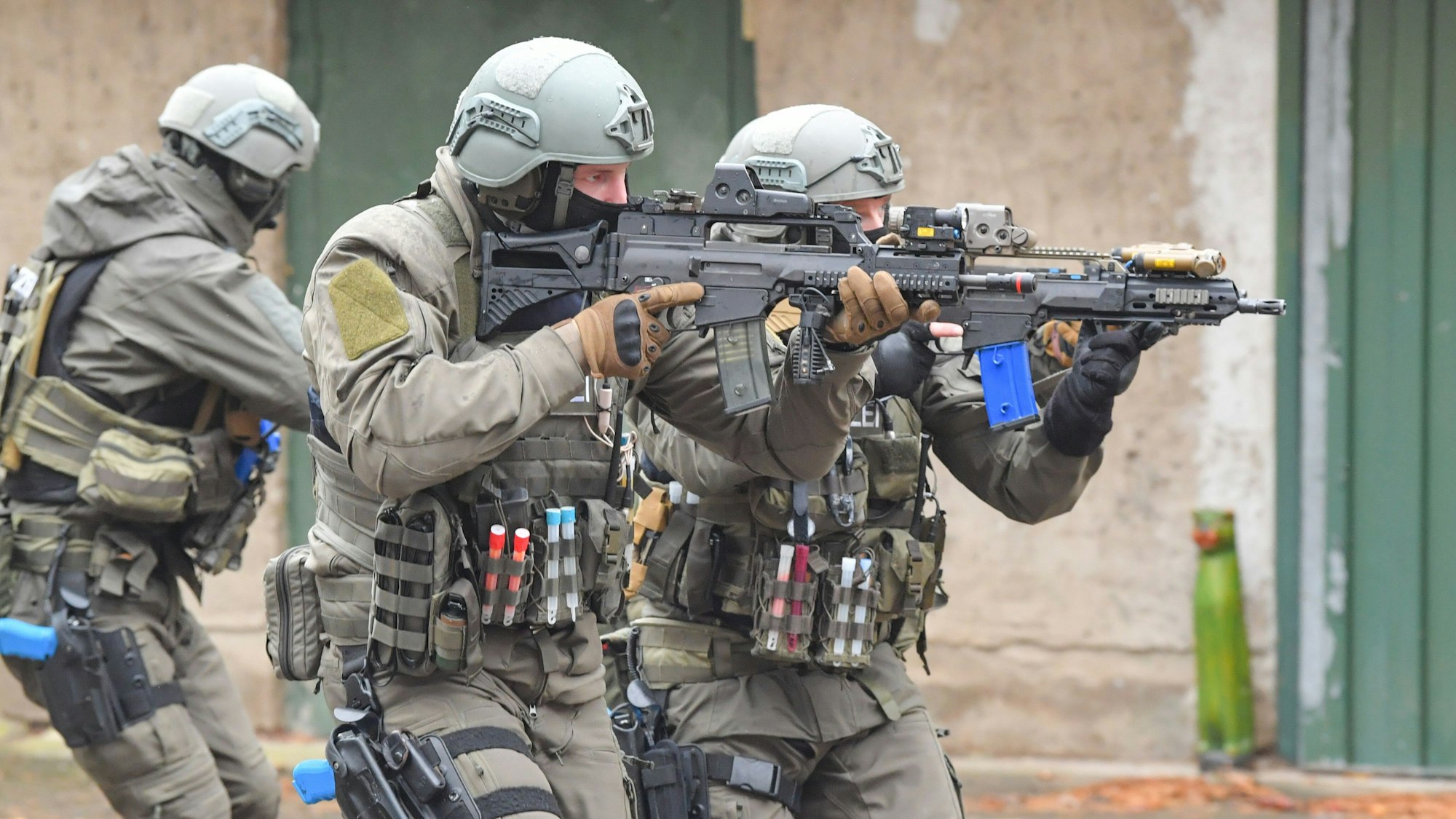 Beamte des Spezialeinsatzkommandos (SEK) bei einer Einsatzübung (Symbolfoto).