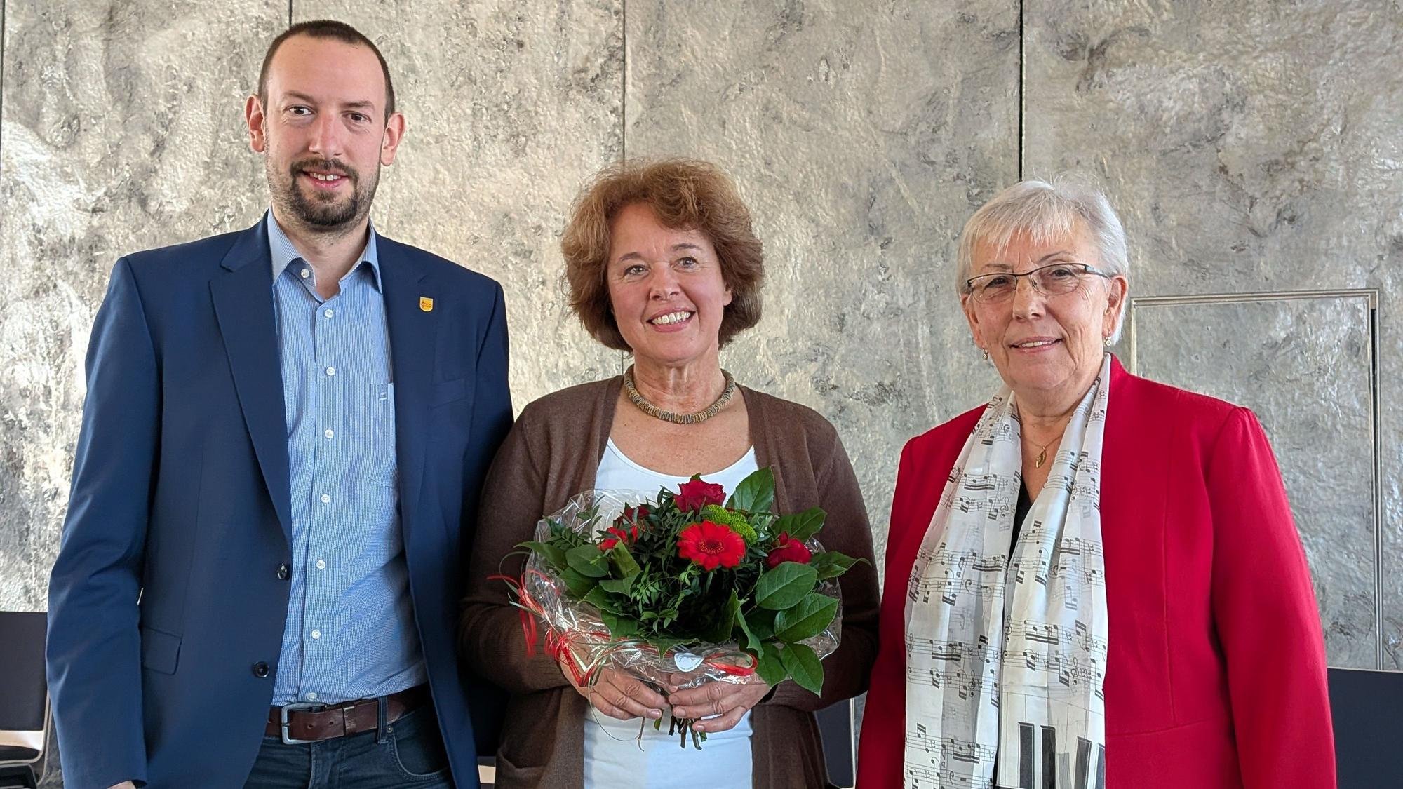 Feierstunde im Ratssaal: (v.l.) Bürgermeister Christian Mandt, Mary Schirilla und die Vorsitzende des Musikschulvereins Marie-Therese van den Bergh.
