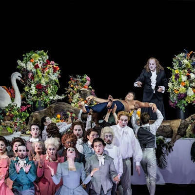 In „Saul“ agiert das Ensemble rund um einen reichlich gedeckten Tisch.