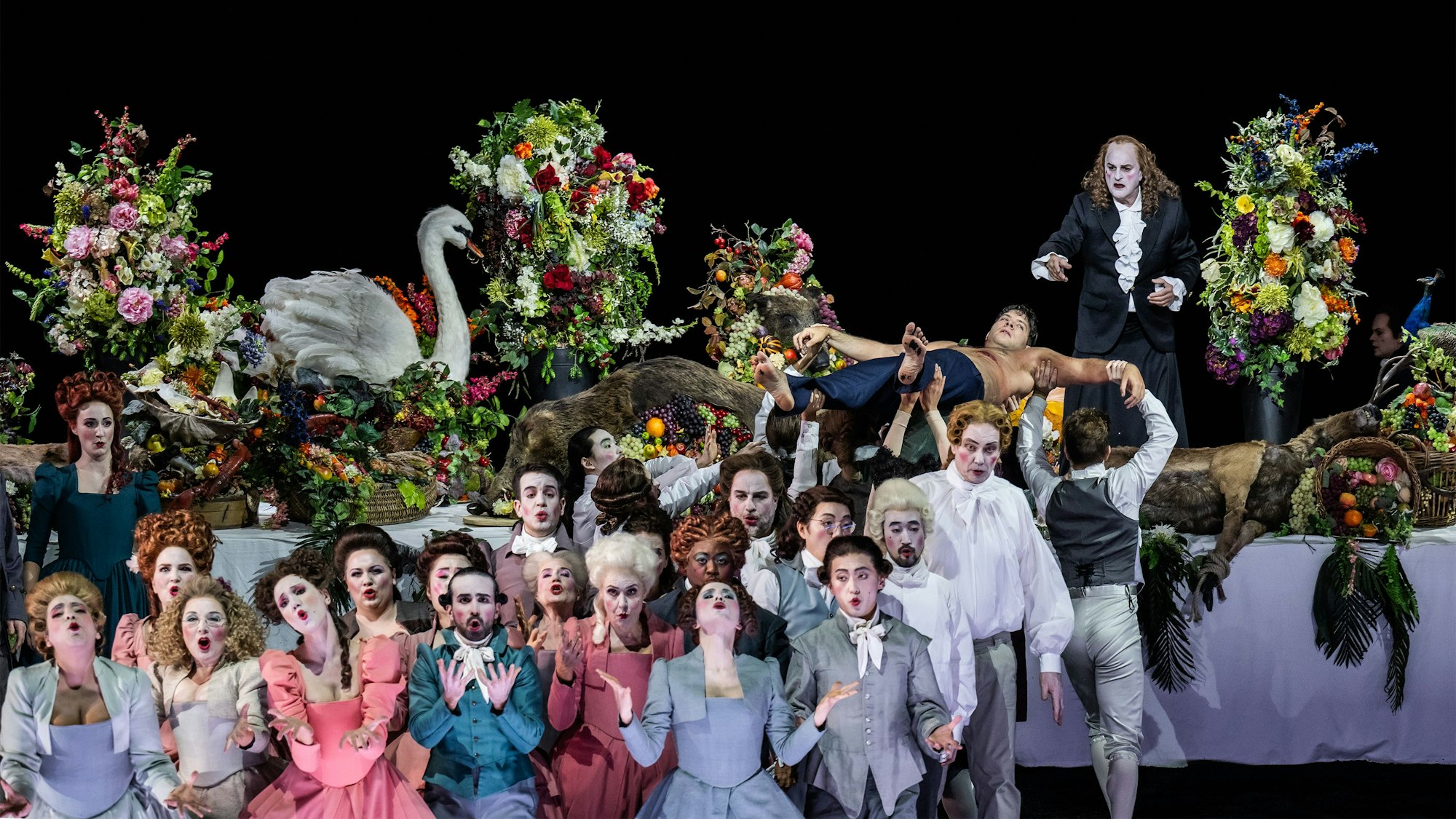 In „Saul“ agiert das Ensemble rund um einen reichlich gedeckten Tisch.