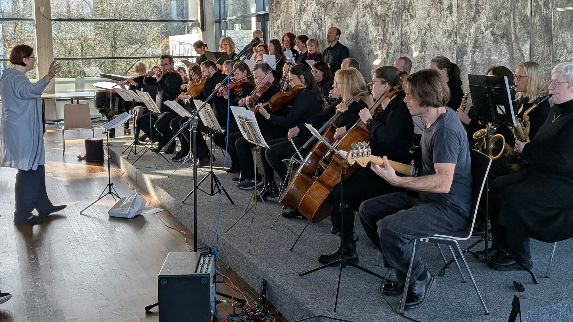 Das Jubi-Orchester spielte unter der Leitung von Ruth Metzner „Thank You For The Music“ von ABBA.