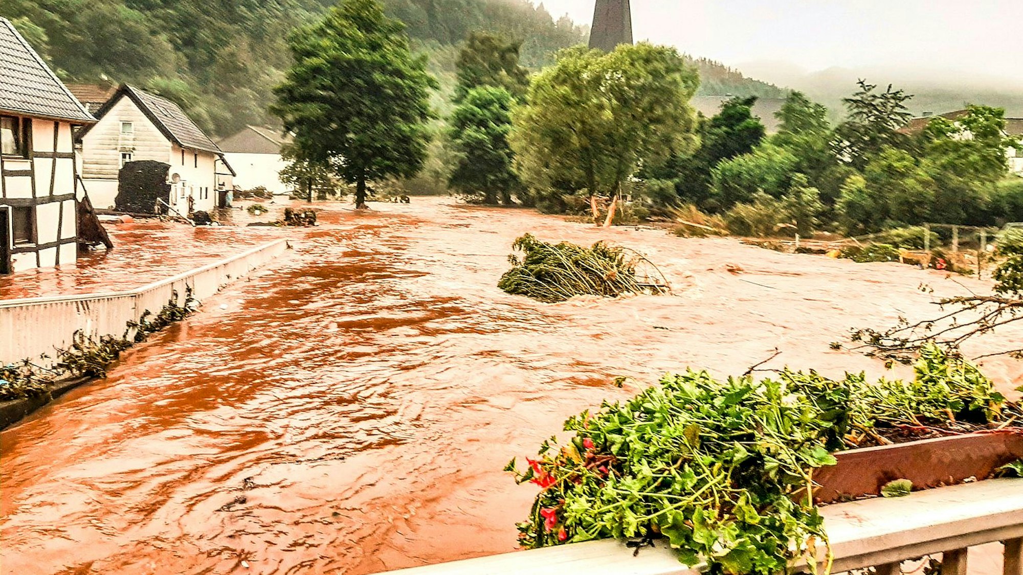 Das Bild zeigt die Hochwasserkatastrophe am 14 und 15. Juli im Kreis Euskirchen – hier im Eifeldorf Olef.