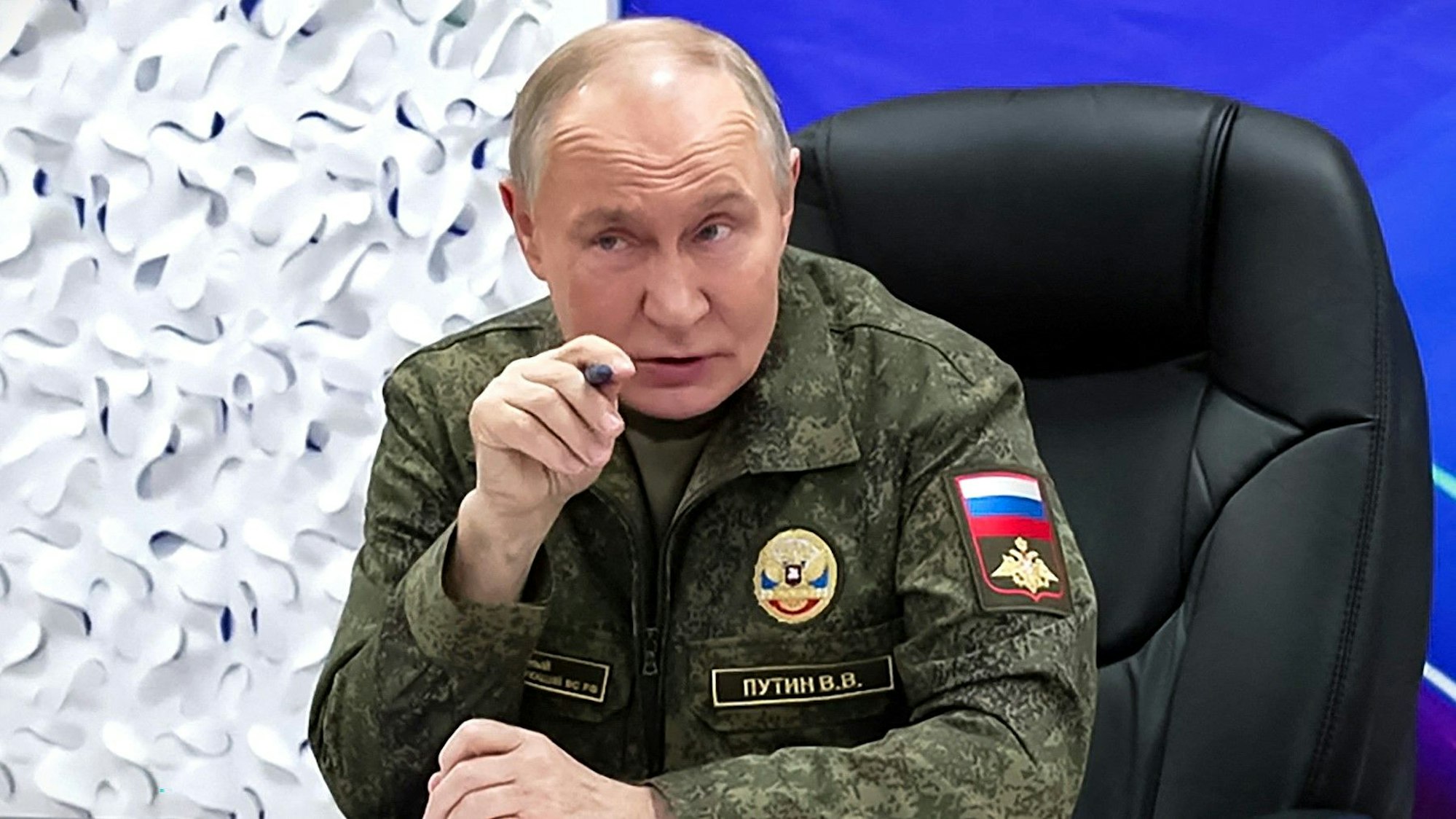 Wladimir Putin ist zuletzt mal wieder in Uniform aufgetreten. In Russland werden derartige Auftritte des Kremlchefs meist als Signal interpretiert. (Archivbild)