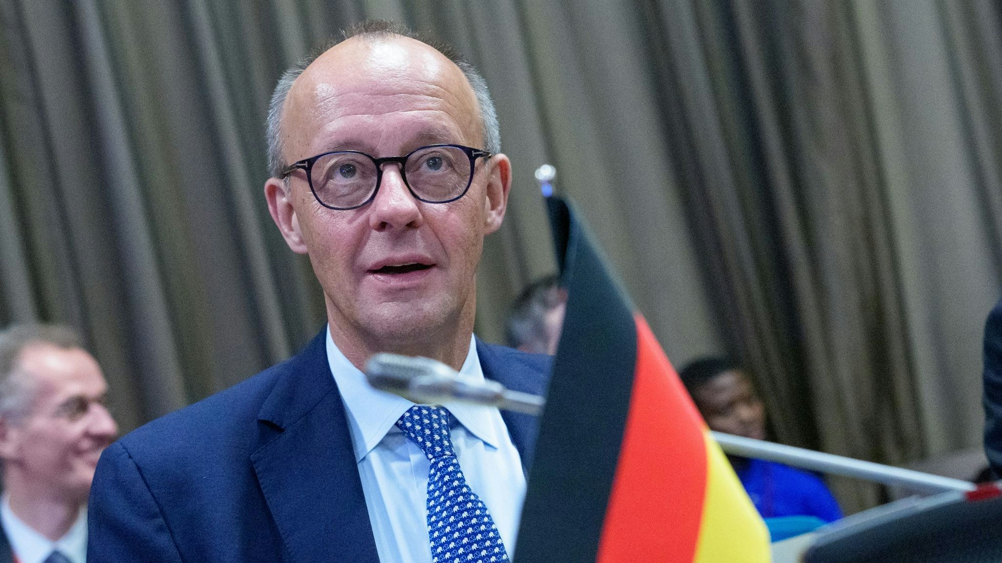 Kanzler Friedrich Merz (CDU) äußert sich in der angolanischen Hauptstadt Luanda auch zu den Verhandlungen über einen Friedensplan für die Ukraine.
