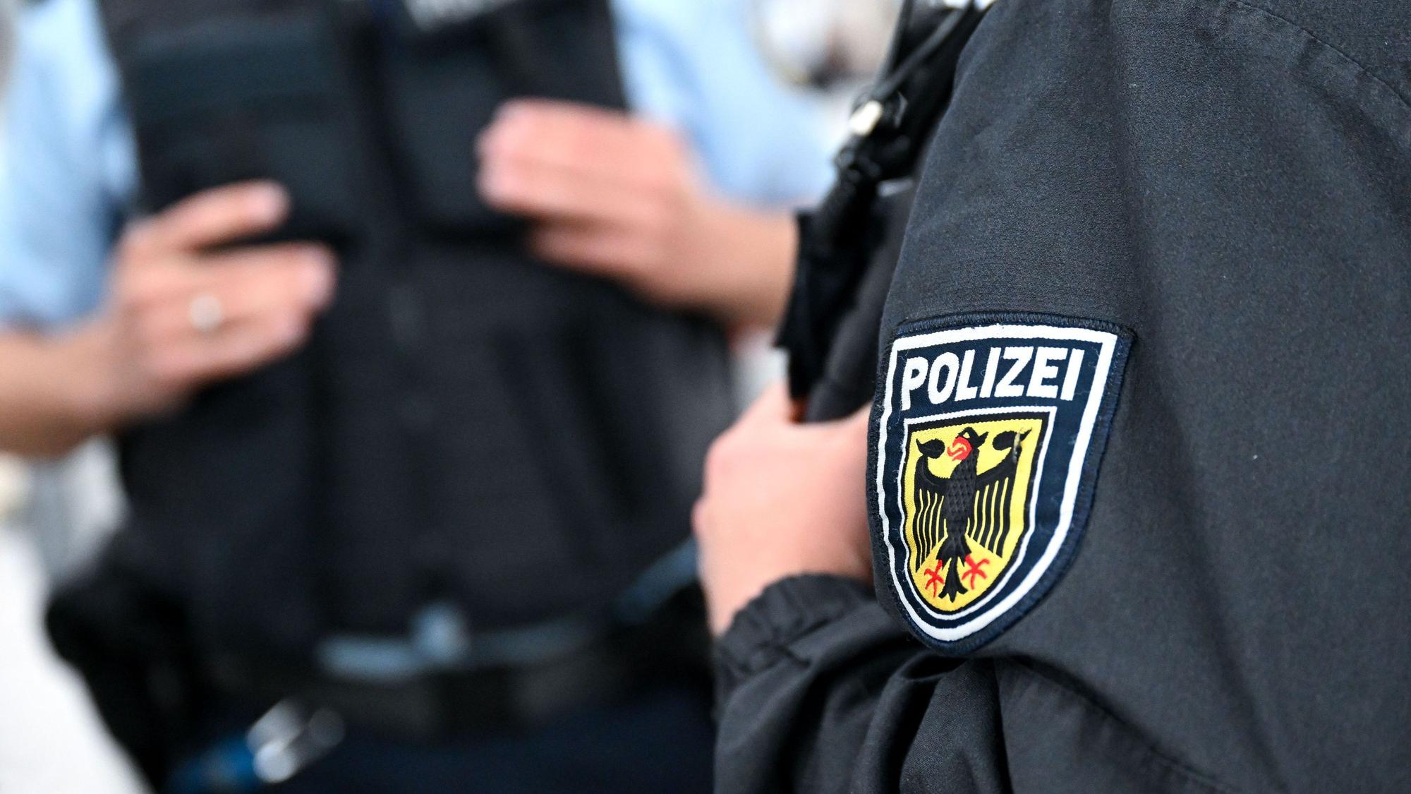 Bundespolizisten stehen am Hauptbahnhof an einem Bahnsteig. Die Behörde hat ihren Jahresbericht veröffentlicht.