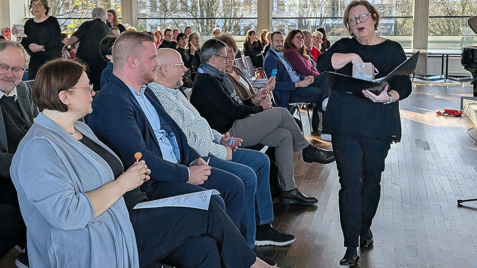 Anke Stelter vom PopJazzChor verteilte Lollipops.