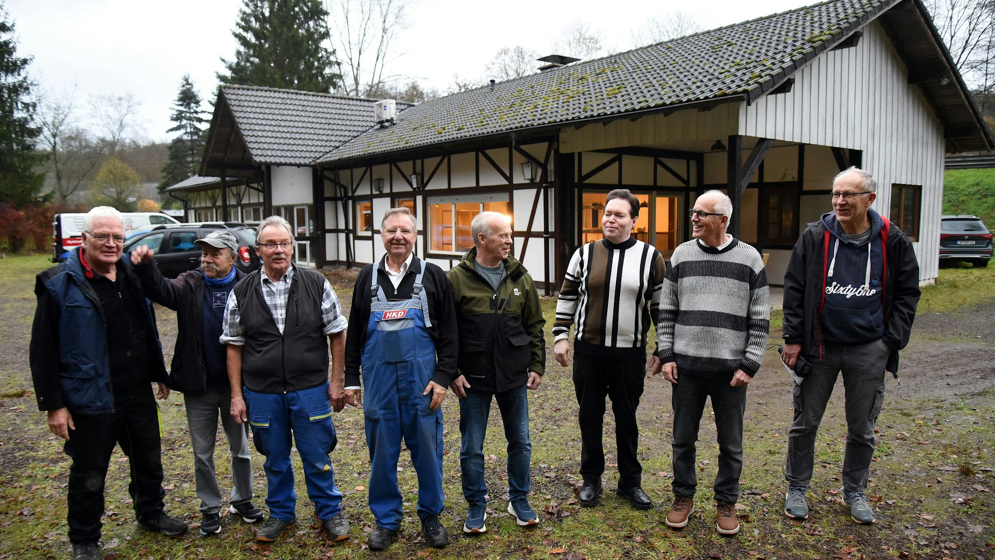 Männer in Arbeitskleidung.