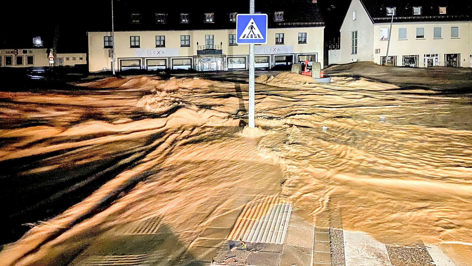 Braune Wassermassen haben den Gemünder Kreisel in der Nacht vollständig überschwemmt.