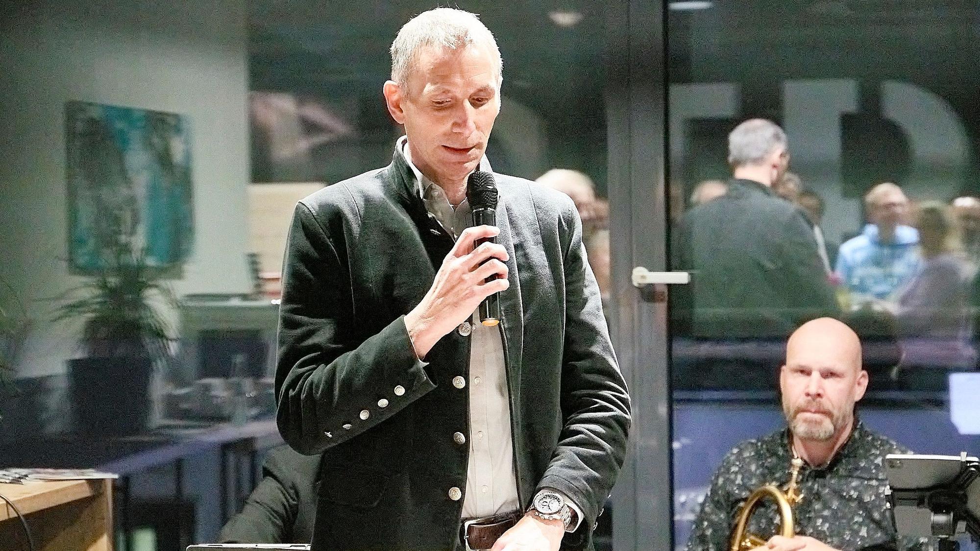 Marcel Wolter, Geschäftsführer der Bürgerstiftung Schleiden, spricht in ein Mikrofon, das er in der Hand hält.