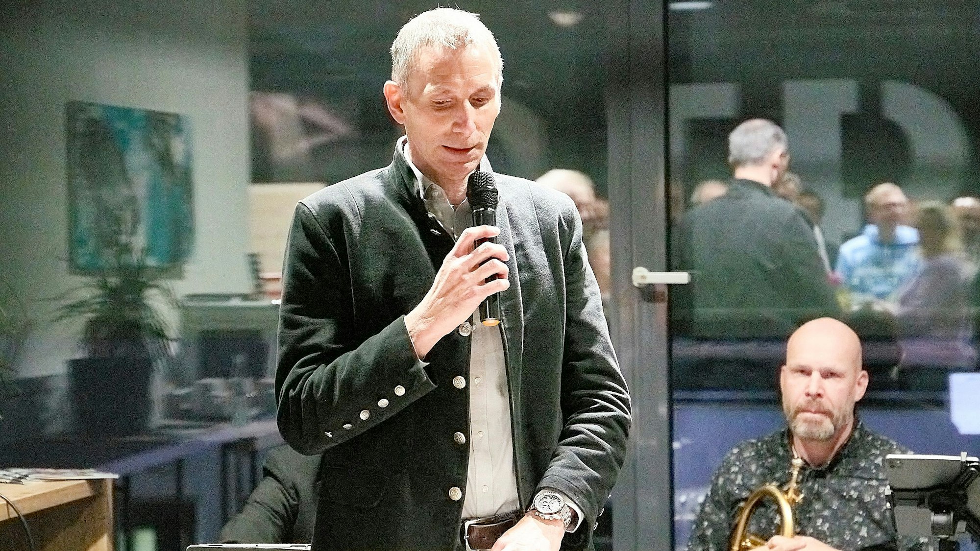 Marcel Wolter, Geschäftsführer der Bürgerstiftung Schleiden, spricht in ein Mikrofon, das er in der Hand hält.