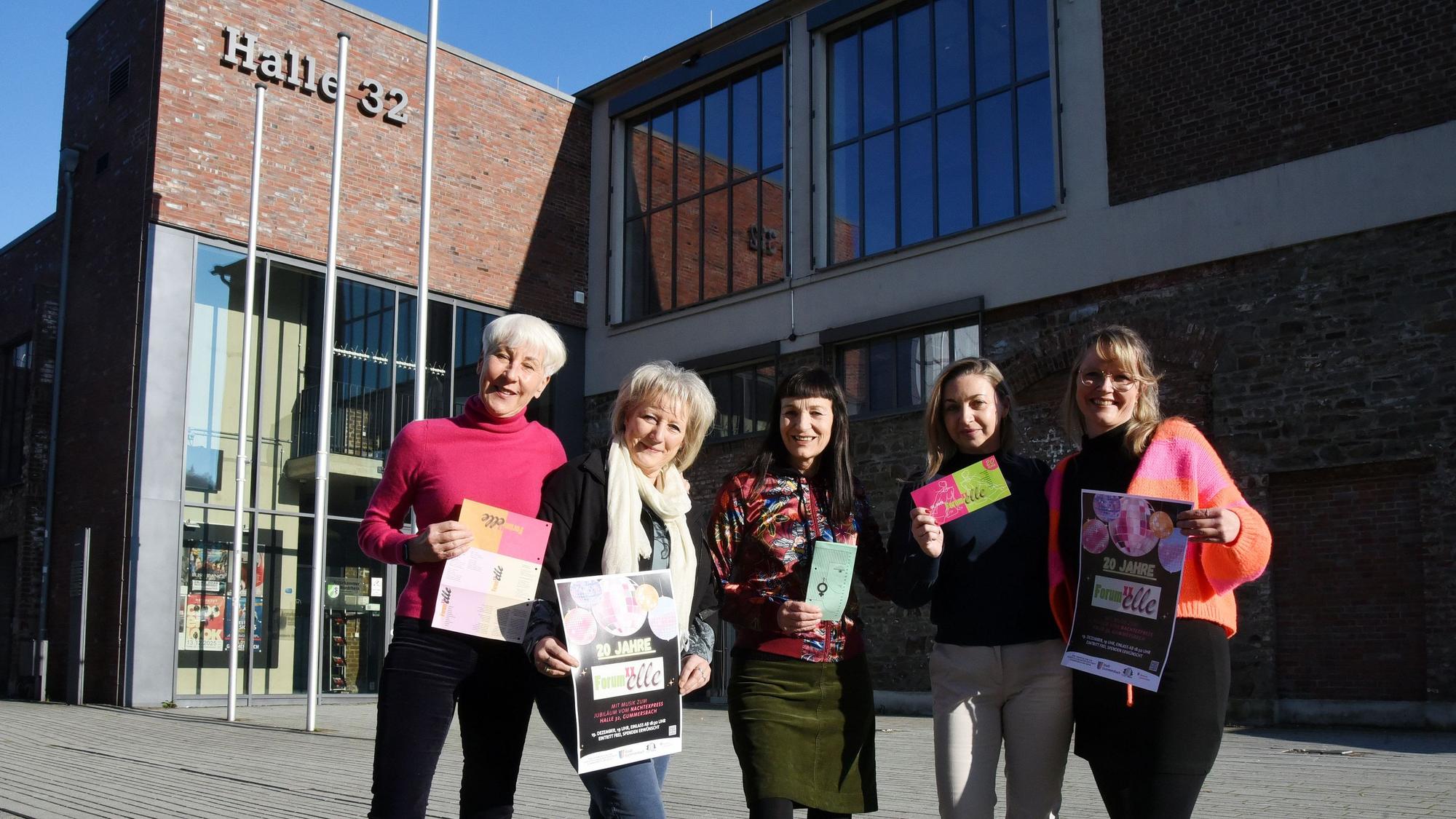 Fünf Frauen halten Plakate in der Hand.