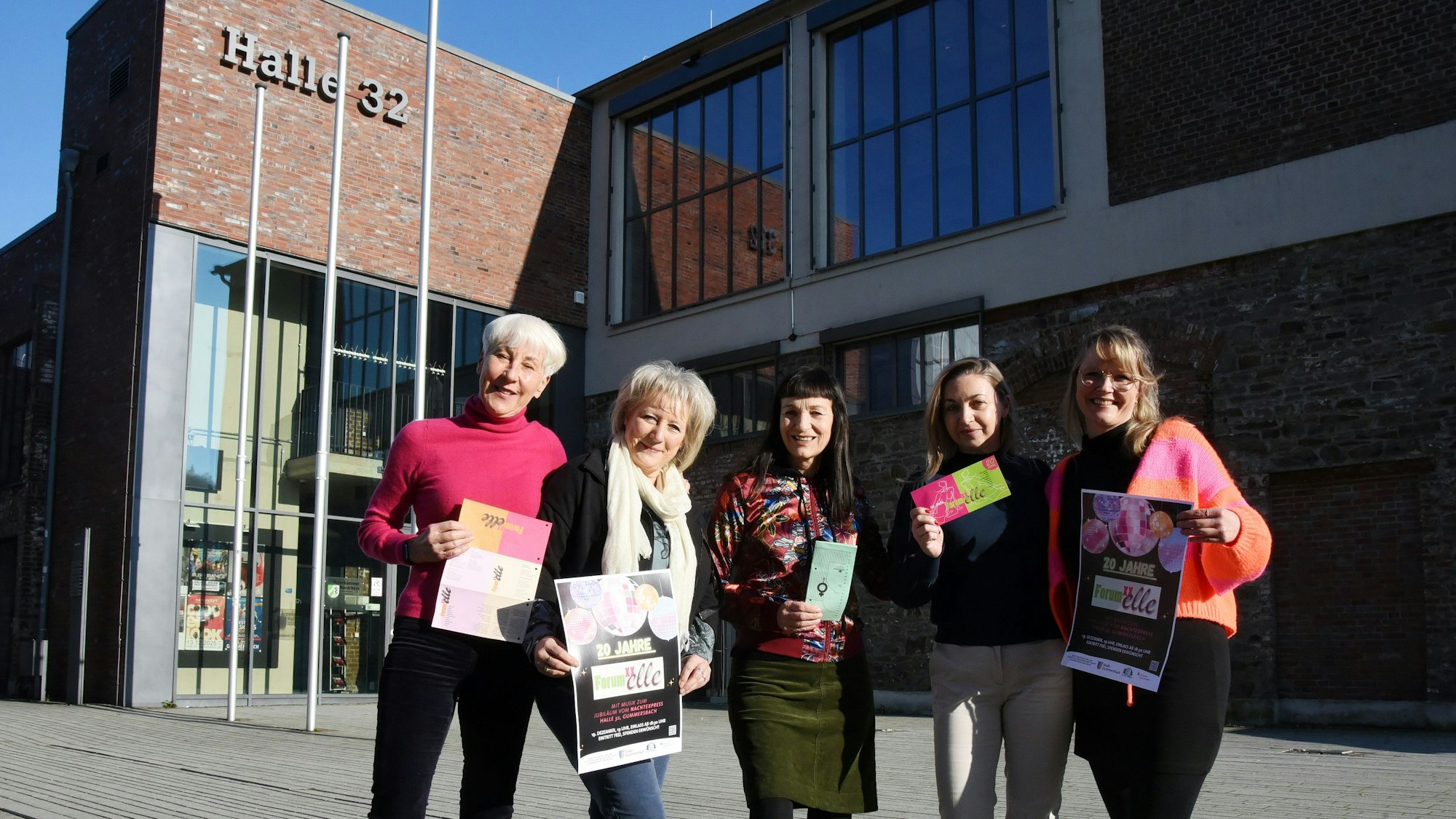 Fünf Frauen halten Plakate in der Hand.