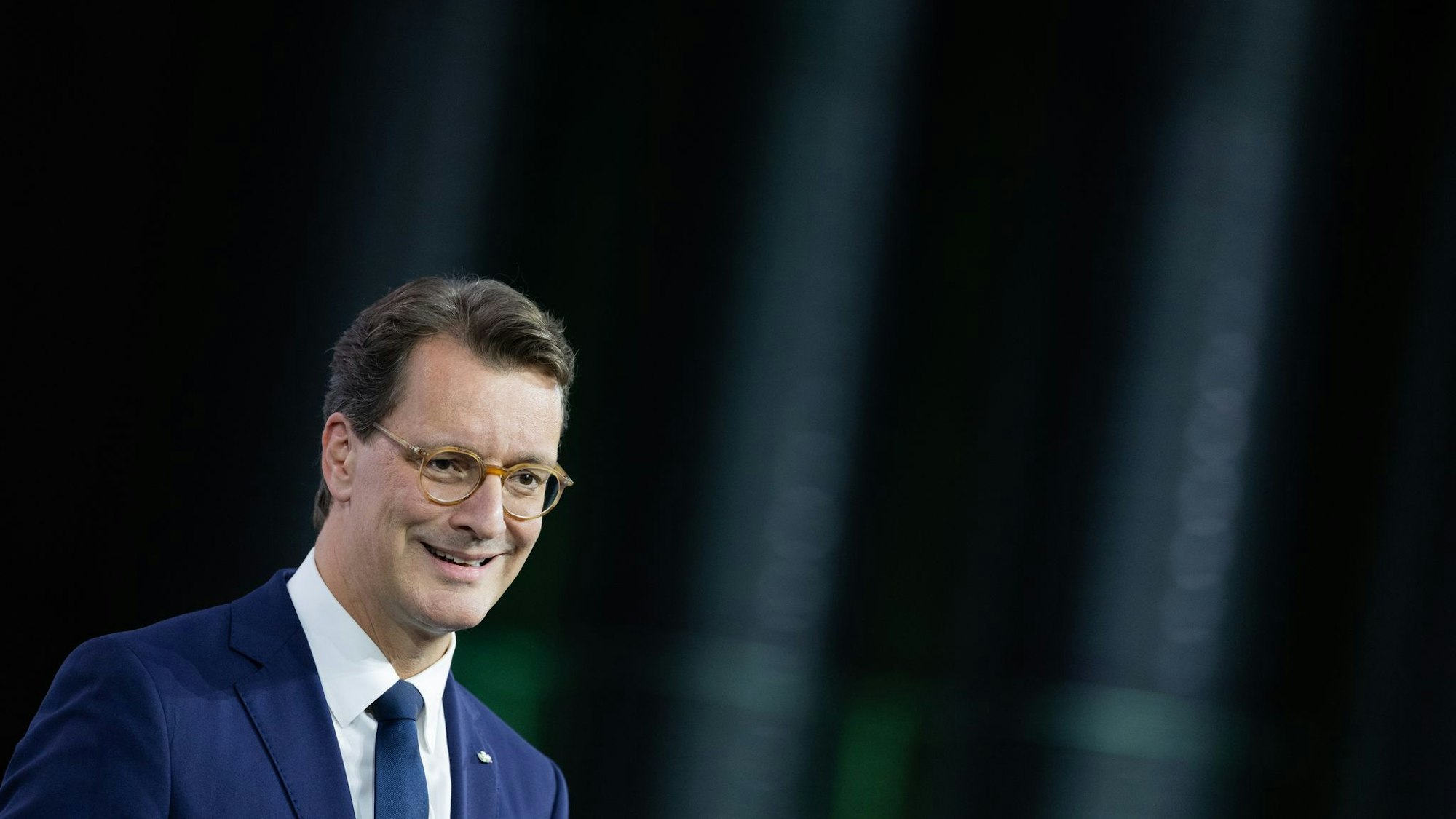 Die CDU unter Ministerpräsident Hendrik Wüst (CDU) bleibt in NRW laut einer Umfrage die stärkste Partei. (Archivbild)