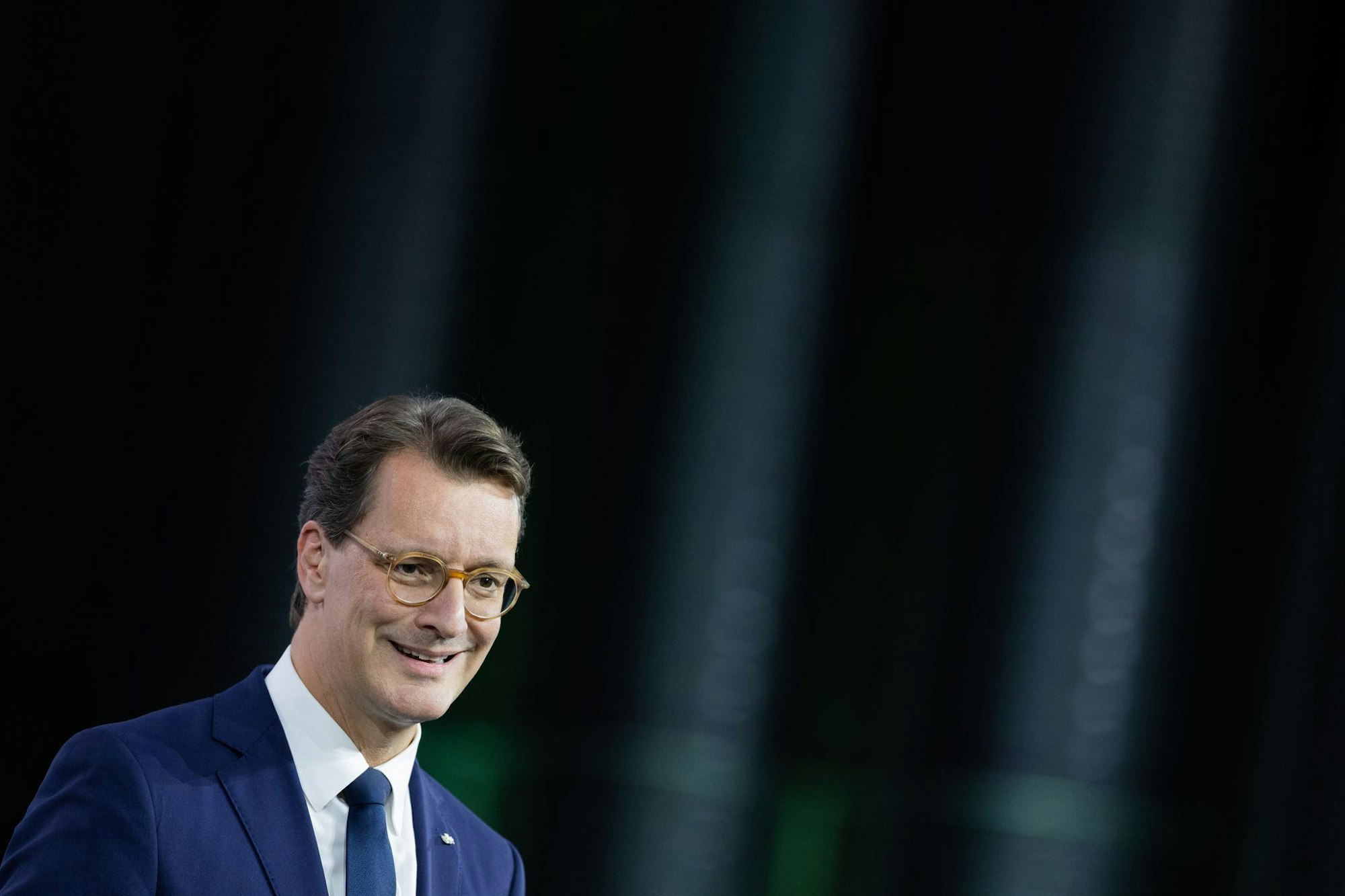 Die CDU unter Ministerpräsident Hendrik Wüst (CDU) bleibt in NRW laut einer Umfrage die stärkste Partei. (Archivbild)