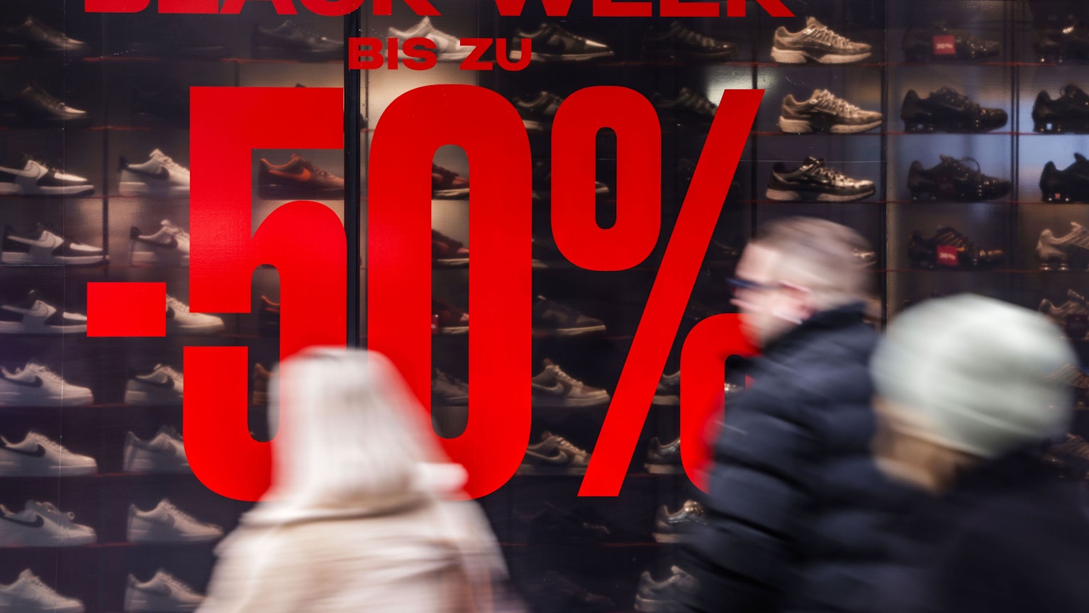 Köln: In einem Schaufenster eines Geschäftes wird für Rabatte in der „Black Week“ geworben.